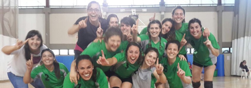 El equipo de vóley femenino se consagró campeón invicto del torneo interfacultades