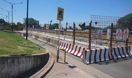 Acceso a estacionamiento por la calle Juan A. Bibiloni