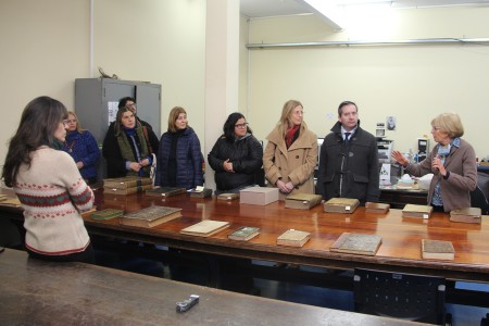 Clase ilustrada con libros del tesoro de la Biblioteca