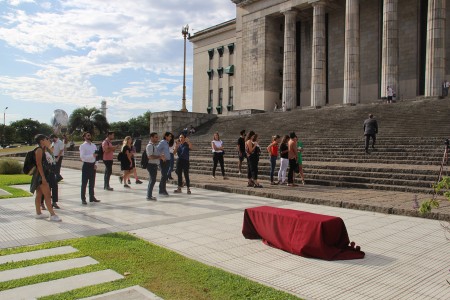 La Facultad conmemoró el Día Internacional de la Mujer con la colocación de un banco rojo al pie de las escalinatas