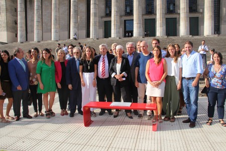 La Facultad conmemoró el Día Internacional de la Mujer con la colocación de un banco rojo al pie de las escalinatas