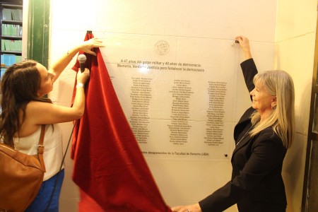 Descubrimiento de la placa conmemorativa con el listado de estudiantes de la Facultad detenidos/as, desaparecidos/as y asesinados/as por la ltima dictadura militar