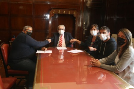 El decano firmó el pase a planta permanente de ocho trabajadores/as nodocentes de la Facultad