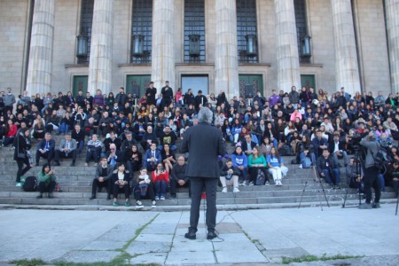 El decano Leandro Vergara brindó una clase pública en las escalinatas de la Facultad