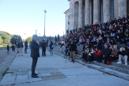 El decano Leandro Vergara brindó una clase pública en las escalinatas de la Facultad