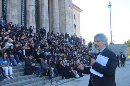 El decano Leandro Vergara brindó una clase pública en las escalinatas de la Facultad