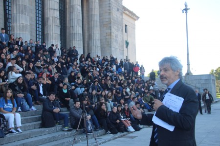 El decano Leandro Vergara brind una clase pblica en las escalinatas de la Facultad