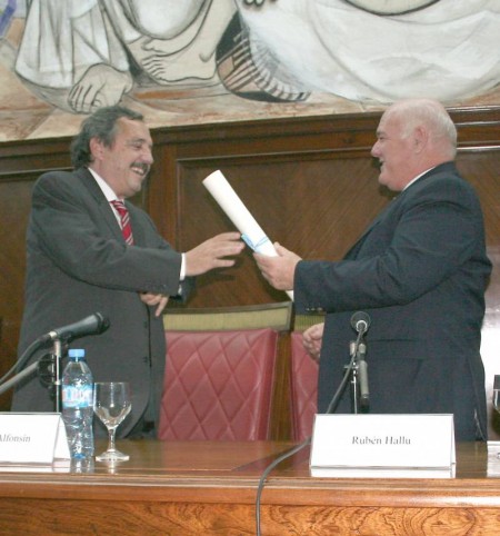 El Dr. Raúl Ricardo Alfonsín fue distinguido con el título de Doctor Honoris Causa por la Universidad de Buenos Aires