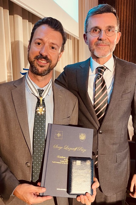 El profesor Emiliano J. Buis recibi la Medalla Serge Lazareff