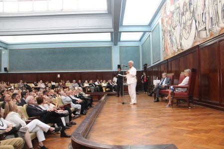 Entrega de diplomas a profesores designados en los ltimos meses