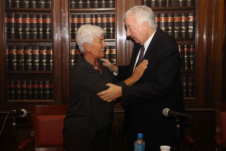 Entrega del diploma y la medalla que lo acredita como miembro honorario nacional del Centro de Estudios de Derecho Financiero y Derecho Tributario al profesor Enrique G. Bulit Goi