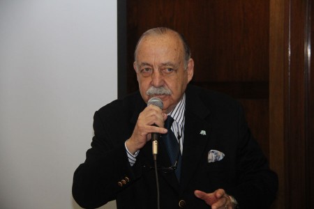 Entrega del diploma y la medalla que lo acredita como miembro honorario nacional del Centro de Estudios de Derecho Financiero y Derecho Tributario al profesor Enrique G. Bulit Goñi