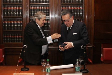 Entrega del doctorado  honoris causa  a Miguel Herrero y Rodríguez de Miñón