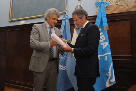 Entrega del doctorado honoris causa a Rafael Mariano Grossi