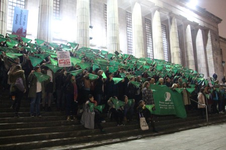La Red de Profesoras organizó un pañuelazo a favor de la despenalización del aborto