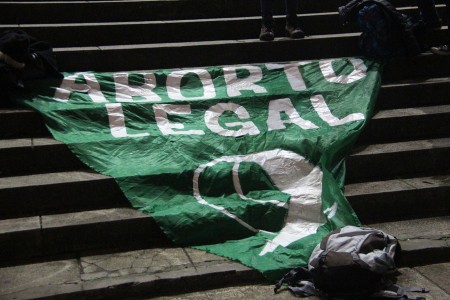 La Red de Profesoras organizó un pañuelazo a favor de la despenalización del aborto