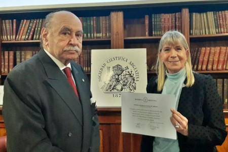 La vicedecana Silvia Nonna y la profesora Leila Devia fueron incorporadas como Académica de Número por la Academia Argentina de Ciencias del Ambiente