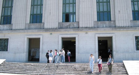 Modificacin del acceso de la calle Julio V. Gonzlez durante las obras de reparacin de cornisas del edificio
