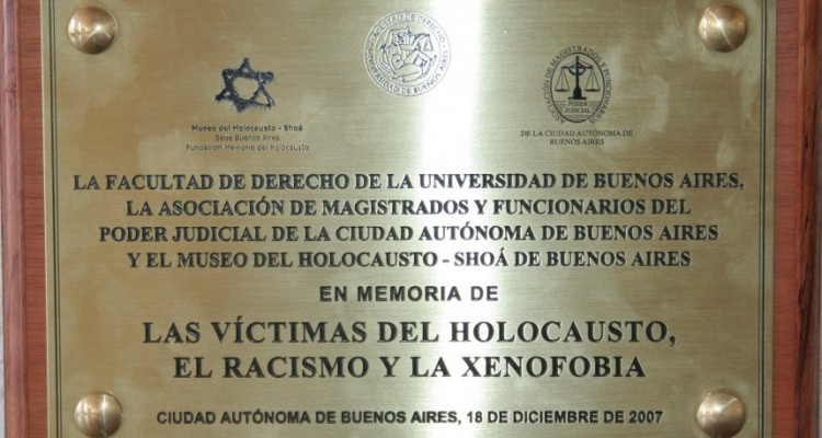 Descubrimiento de la placa en memoria a las vctimas del Holocausto