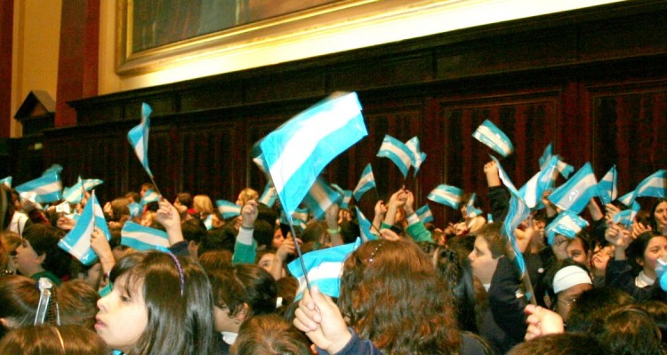 750 alumnos de escuelas pblicas y privadas, laicas y practicantes de diferentes religiones prometieron lealtad a la bandera nacional en la Facultad de Derecho