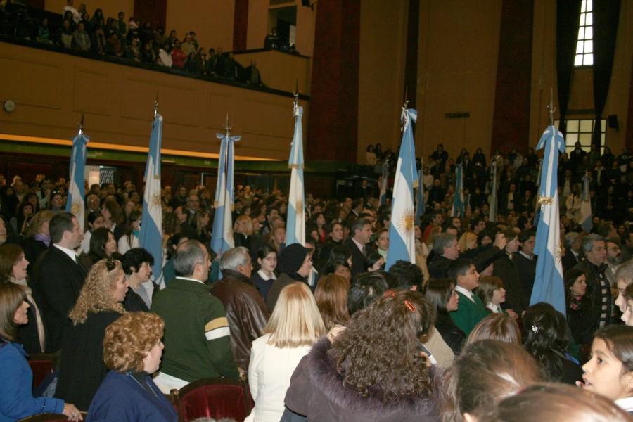 750 alumnos de escuelas pblicas y privadas, laicas y practicantes de diferentes religiones prometieron lealtad a la bandera nacional en la Facultad de Derecho