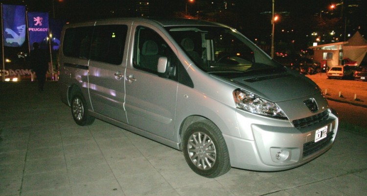 La Facultad de Derecho recibi la donacin de una camioneta Peugeot Expert Tepee 2.0 HDI