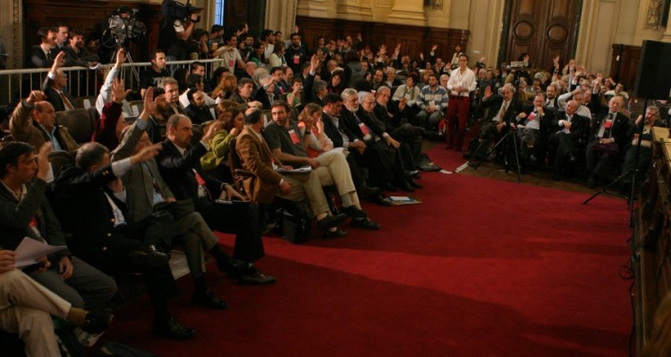 Sesion la Asamblea Universitaria reformando el Estatuto