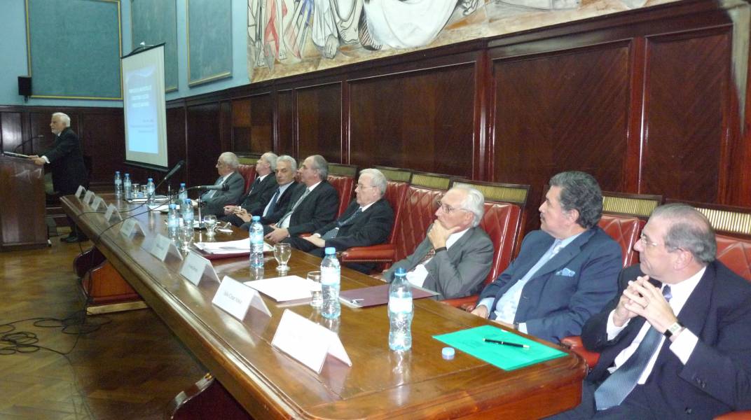 Alieto Guadagni, (en uso de la palabra), Roberto Echarte, Ral Olocco, Emilio Apud, Jorge Lapea, Tulio Ortiz (Presidente de la Comisin del Bicentenario), Enrique Devoto, Julio Csar Araoz y Daniel Montamat