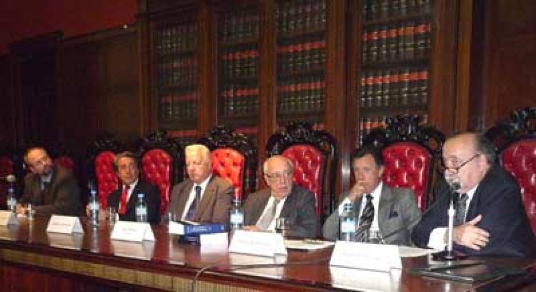 Gustavo Naveira de Casanova, Daniel R. Vtolo, Enrique G. Bulit Goi, Atilio A. Alterini, Alberto R. Dalla Va y Jos O. Cass