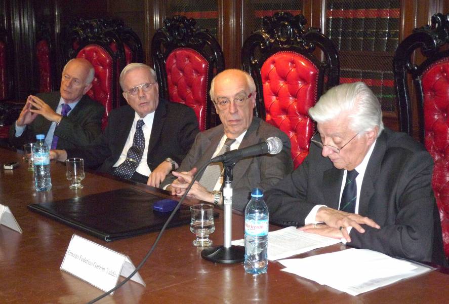 Martn D. Farrell, Tulio Ortiz, Atilio A. Alterini y Ernesto F. Garzn Valds