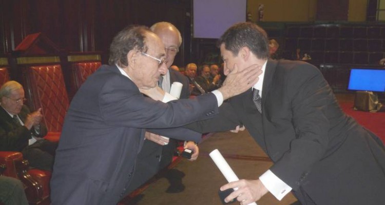 El doctor Adrin Ventura fue distinguido con los Premios Facultad ao 2007 y Manuel Augusto Montes de Oca 2007