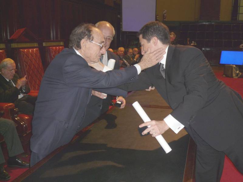El doctor Adrin Ventura fue distinguido con los Premios Facultad ao 2007 y Manuel Augusto Montes de Oca 2007