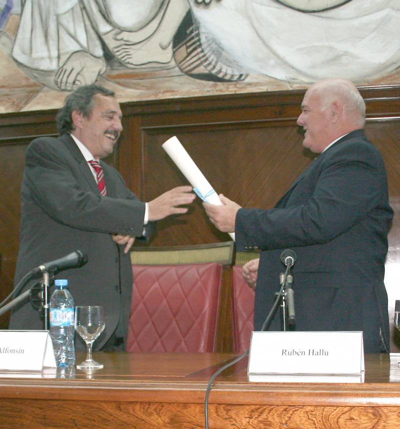 El Diputado Nacional Ricardo Alfonsn, hijo del ex Presidente homenajeado, recibe el diploma de parte del Rector de la UBA Rubn Hall