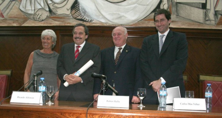 El Diputado Nacional Ricardo Alfonsn, hijo del ex Presidente homenajeado, recibe el diploma de parte del Rector de la UBA Rubn Hall