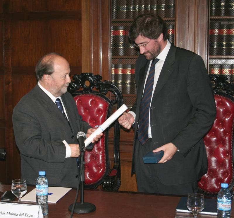 El doctor Molina del Pozo recibe las felicitaciones del Secretario General de la UBA, Dr. Carlos Mas Velez y del Vicedecano Dr. Alberto J. Bueres