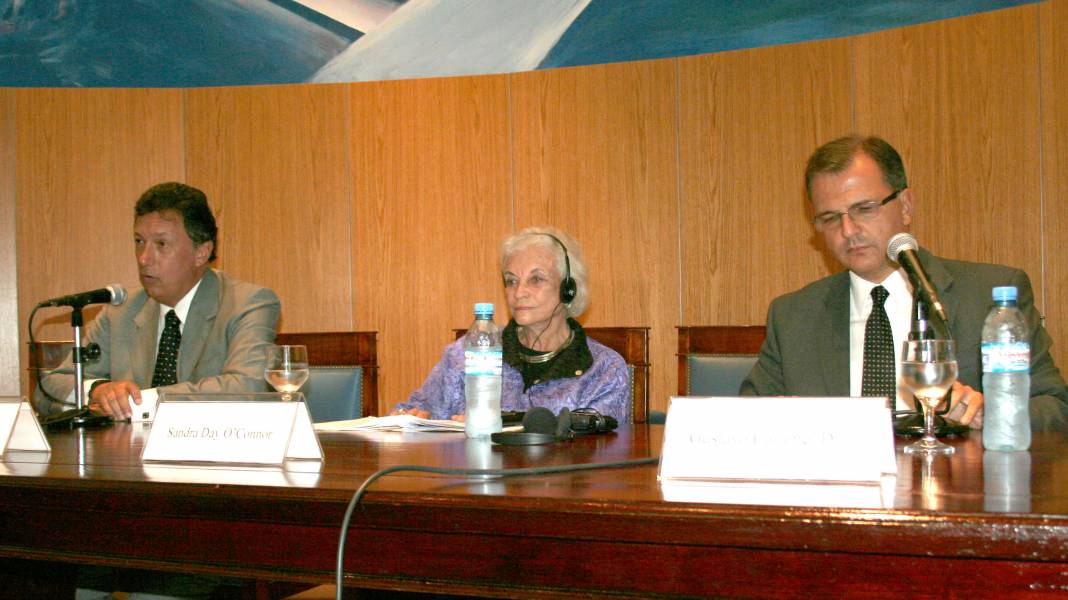 Alberto R. Dalla Via, Sandra Day O’Connor y Gustavo Caramelo Díaz