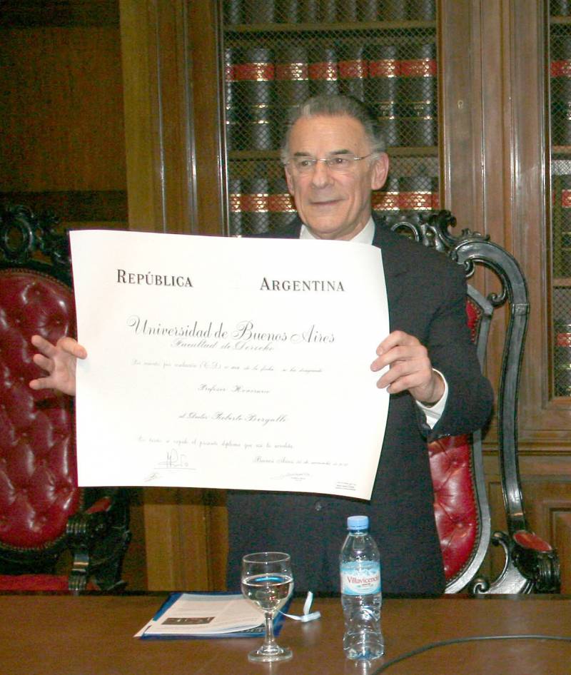 El doctor Roberto Bergalli con el diploma que lo acredita como Profesor Honorario de la Universidad de Buenos Aires