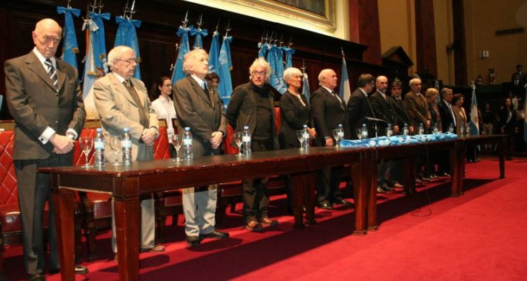 Autoridades del Rectorado y de las distintas Facultades y colegios de la UBA se reunieron en el Saln de Actos para celebrar el 191 aniversario y presentar la nueva bandera