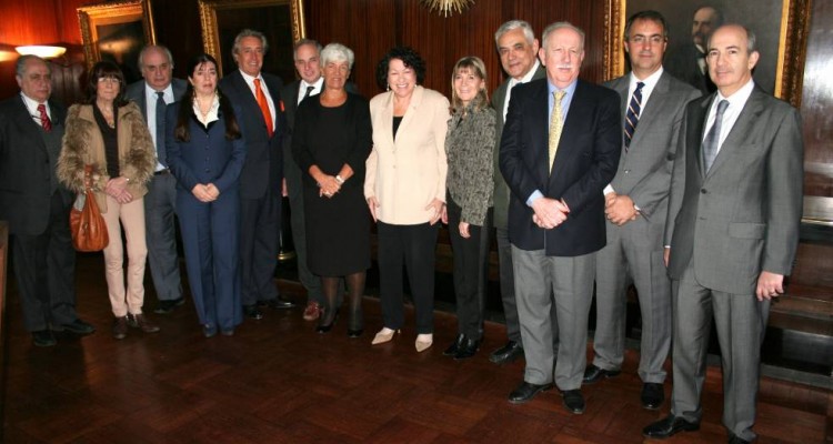 La Jueza de la Suprema Corte de Justicia de los Estados Unidos, Sonia Sotomayor, junto con la Decana Mnica Pinto,y Profesores de Facultad.