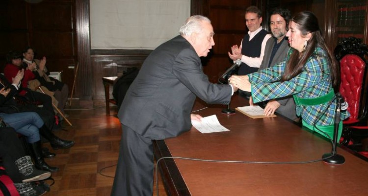 Las nuevas autoridades del Departamento de Ciencias Sociales entregando una mencin al ex director Dr. Jos M. Daz Couselo