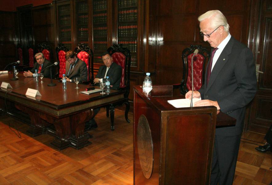 Giuseppe de Vergottini acompaado por Alberto Bueres, Carlos Mas Velez y Alberto Dalla Via durante su exposicin La libertad de informacin.