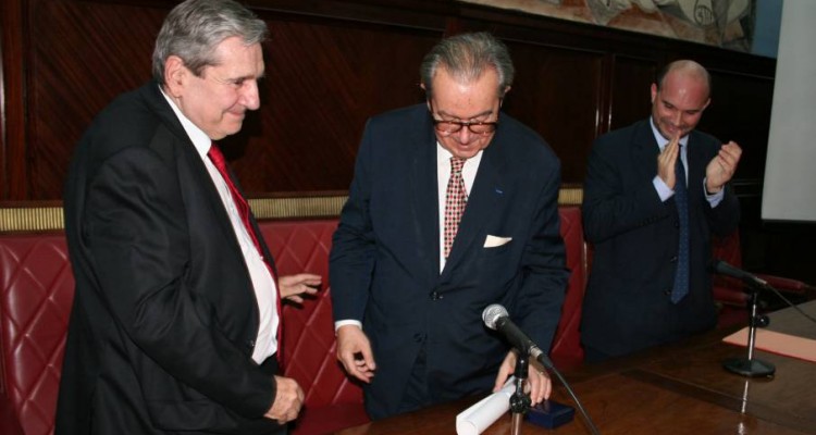 El profesor Franois Chabas tras recibir el diploma y la medalla que lo acreditan como Doctor Honoris Causa de la UBA.