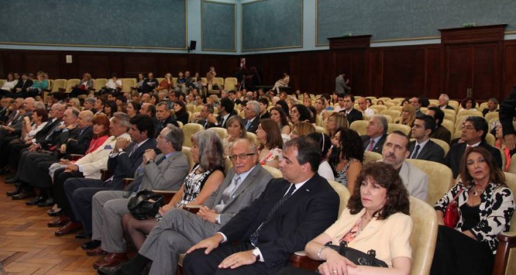 Entrega de diplomas a profesores adjuntos, regulares, consultos y emritos designados en los ltimos meses