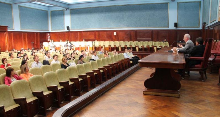 El Director Acadmico del Programa dio la bienvenida a los presentes y explic la esencia de los cursos.