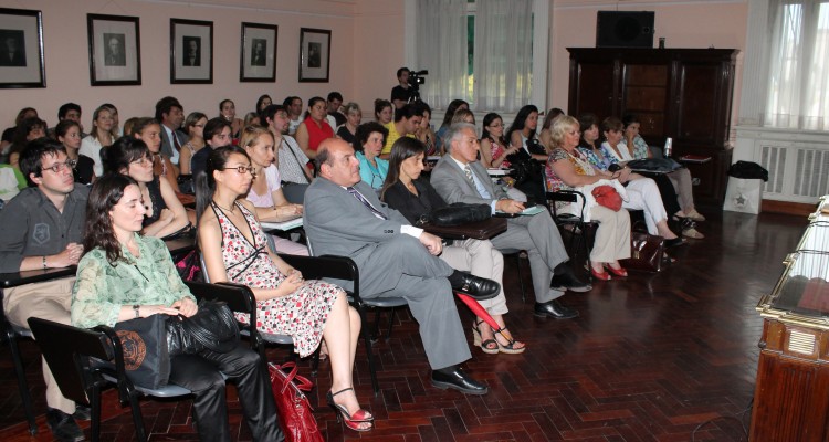 Los docentes e integrantes del seminario junto al profesor emrito Tulio Ortiz, quien brind las palabras de apertura de la sesin.