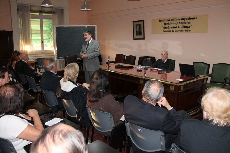 El Director del Instituto Gioja, Dr. Carlos M. Crcova, expres unas palabras de bienvenida previo a la disertacin del Dr. Tulio Ortiz.