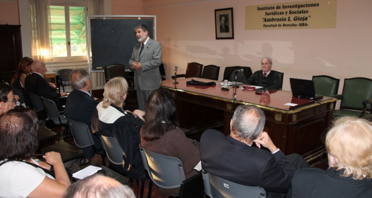 El Director del Instituto Gioja, Dr. Carlos M. Crcova, expres unas palabras de bienvenida previo a la disertacin del Dr. Tulio Ortiz.