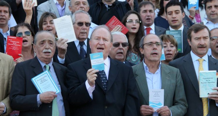 Profesores y abogados se opusieron a la reforma judicial en las escalinatas de la Facultad
