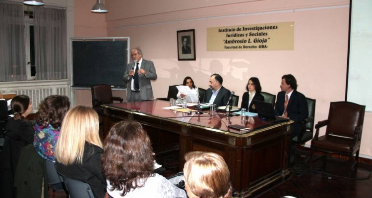 El director del seminario, profesor Marcos Crdoba, introdujo el tema y present a los expositores.