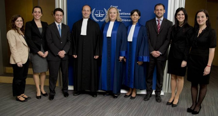 Natalia Luterstein, Noelia Matalone, Lucas Polensvaig, Alejandro Kiss (secretario letrado de la CPI), la Dra. Sylvia Steiner (jueza de la CPI), la Dra. Olga Herrera Carbuccia (jueza de la CPI), Ianiv Garfunkel, Mara Luz Silveira y Dalila Seoane.